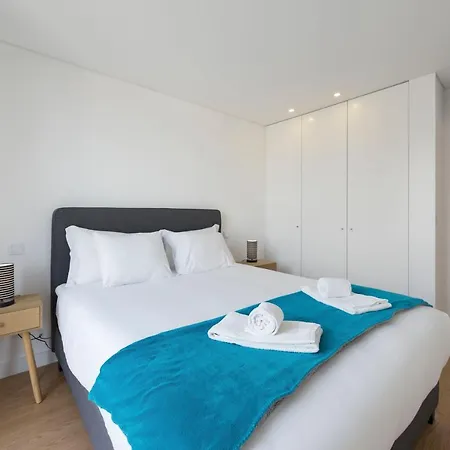 Lovelystay - Central Flat W/ Ac & Balcony Porto Buitenkant foto