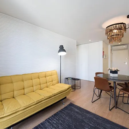 Lovelystay - Central Flat W/ Ac & Balcony Porto Buitenkant foto