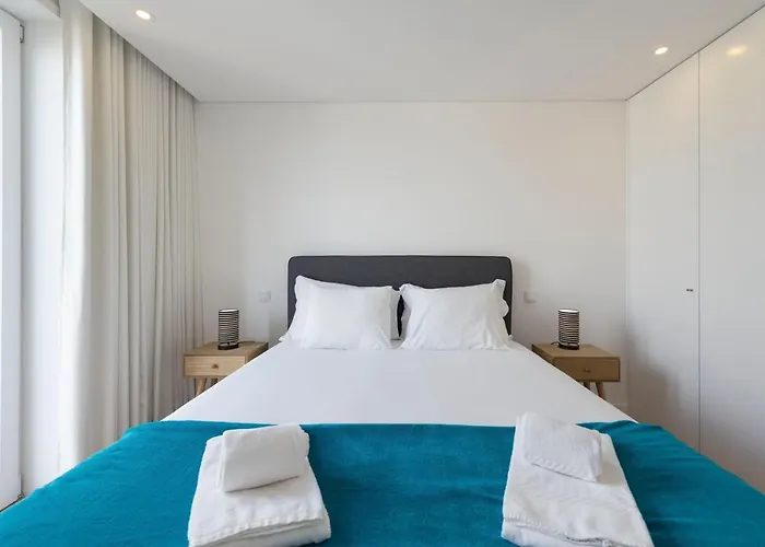 Lovelystay - Central Flat W/ Ac & Balcony
